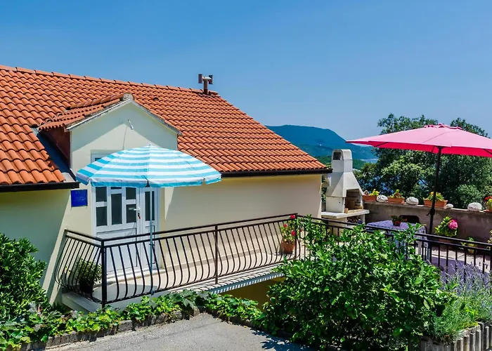 Apartment With Sea View 03